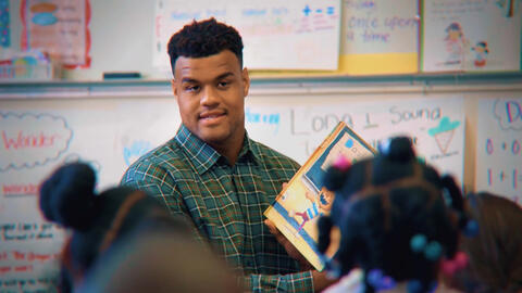 Arik Armstead in a classroom with students.